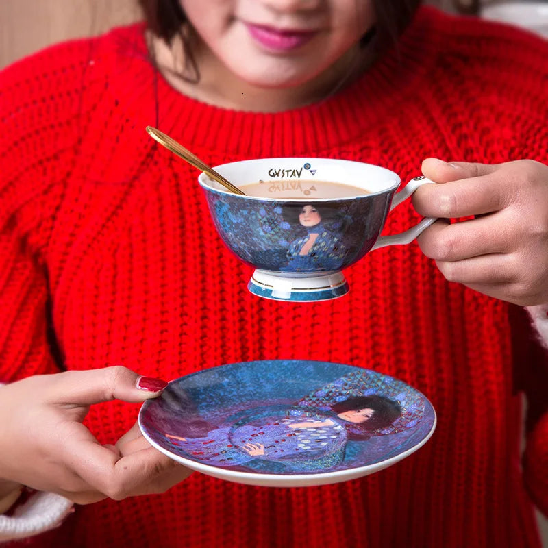 Caneca de Luxo "O Beijo" com Bandeja e Colher para Chá Aromático