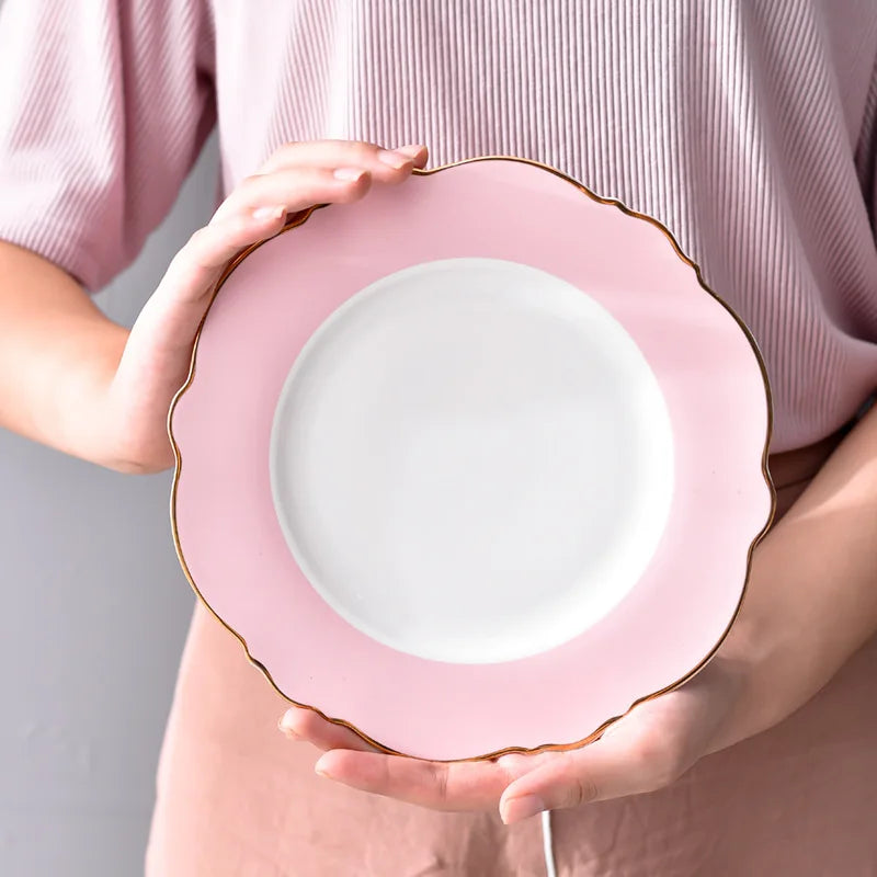 Prato de Porcelana Escultural com Borda Dourada Floral