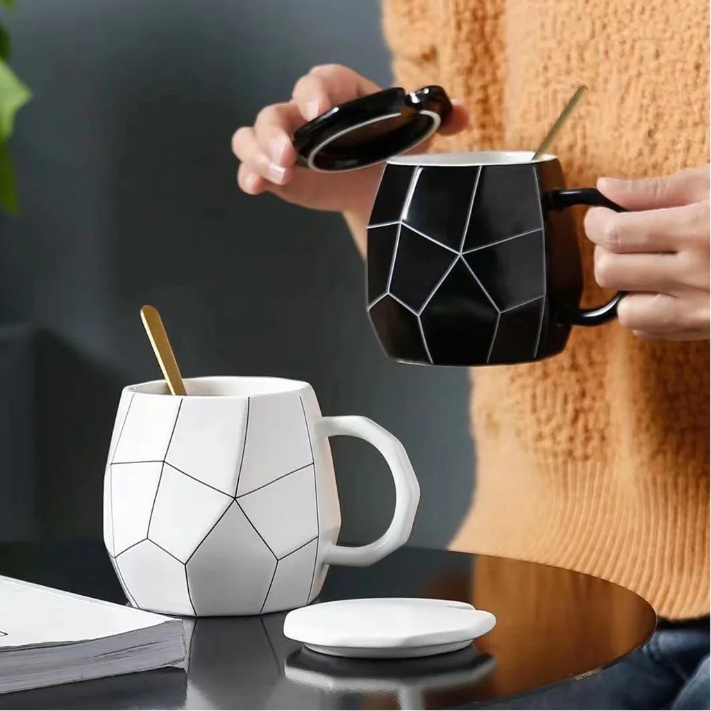 Caneca em Porcelana Geométrica com Tampa e Colher
