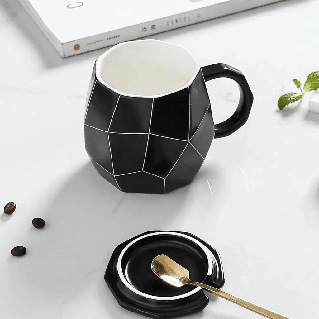 Caneca em Porcelana Geométrica com Tampa e Colher