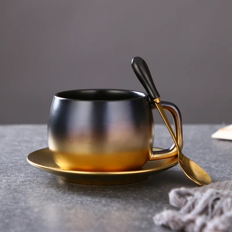 Conjunto Minimalista Xícara com Colher e Pires em Cerâmica