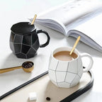 Caneca em Porcelana Geométrica com Tampa e Colher