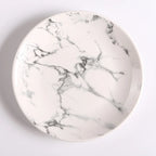 Prato de Porcelana Mármore - Elegância e Versatilidade