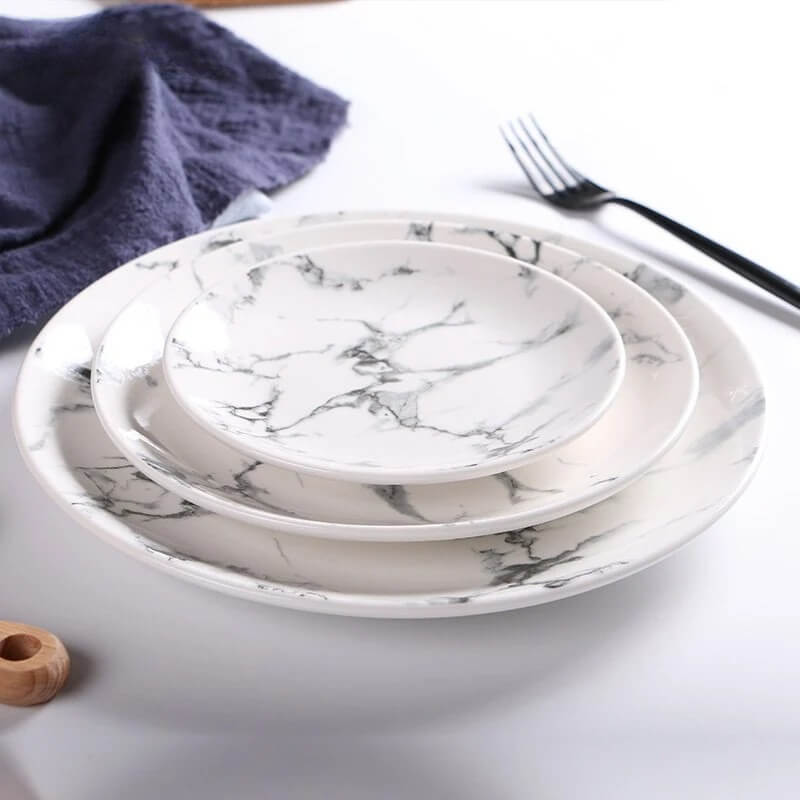 Prato de Porcelana Mármore - Elegância e Versatilidade