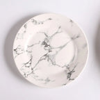 Prato de Porcelana Mármore - Elegância e Versatilidade