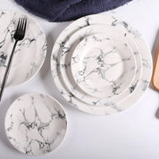 Prato de Porcelana Mármore - Elegância e Versatilidade