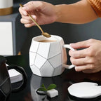 Caneca em Porcelana Geométrica com Tampa e Colher