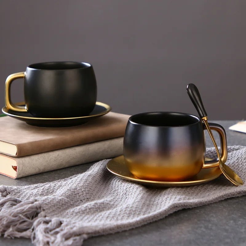 Conjunto Minimalista Xícara com Colher e Pires em Cerâmica
