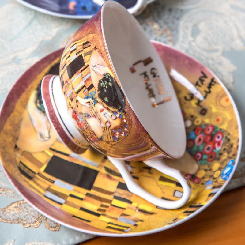 Caneca de Luxo "O Beijo" com Bandeja e Colher para Chá Aromático