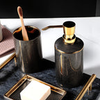 Acessórios de Banheiro em Cerâmica com Detalhes Dourados