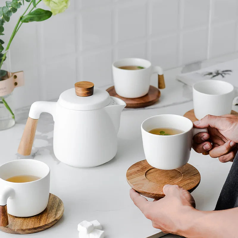 Linha de Chá Minimalista em Porcelana com Xícaras e Bules com Alça de Madeira