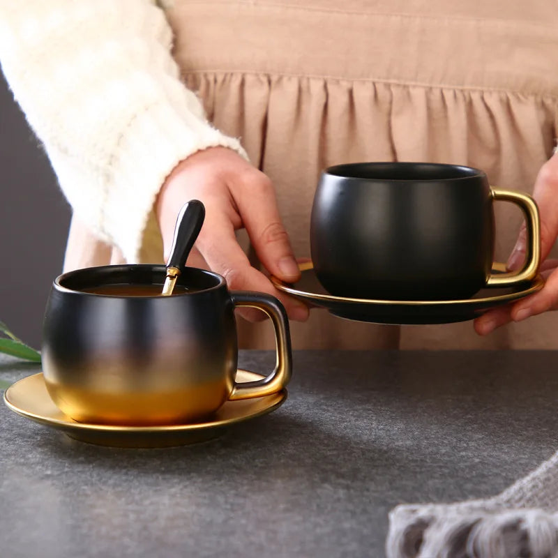 Conjunto Minimalista Xícara com Colher e Pires em Cerâmica