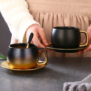 Conjunto Minimalista Xícara com Colher e Pires em Cerâmica