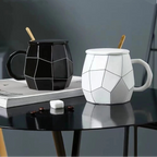 Caneca em Porcelana Geométrica com Tampa e Colher