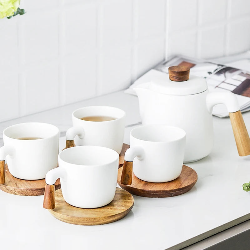 Linha de Chá Minimalista em Porcelana com Xícaras e Bules com Alça de Madeira