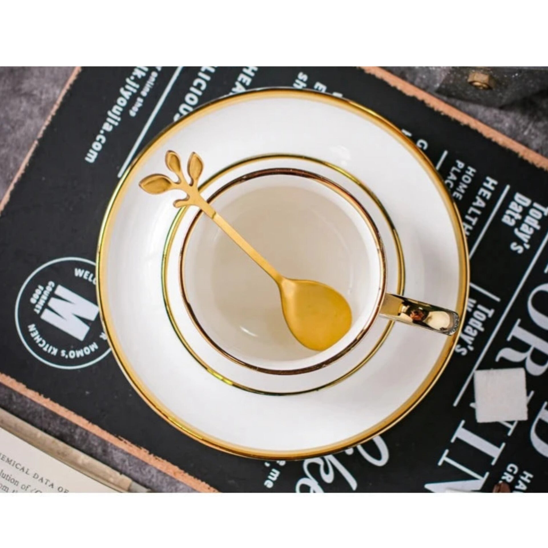 Conjunto Xícara com Colher e Pires em Porcelana