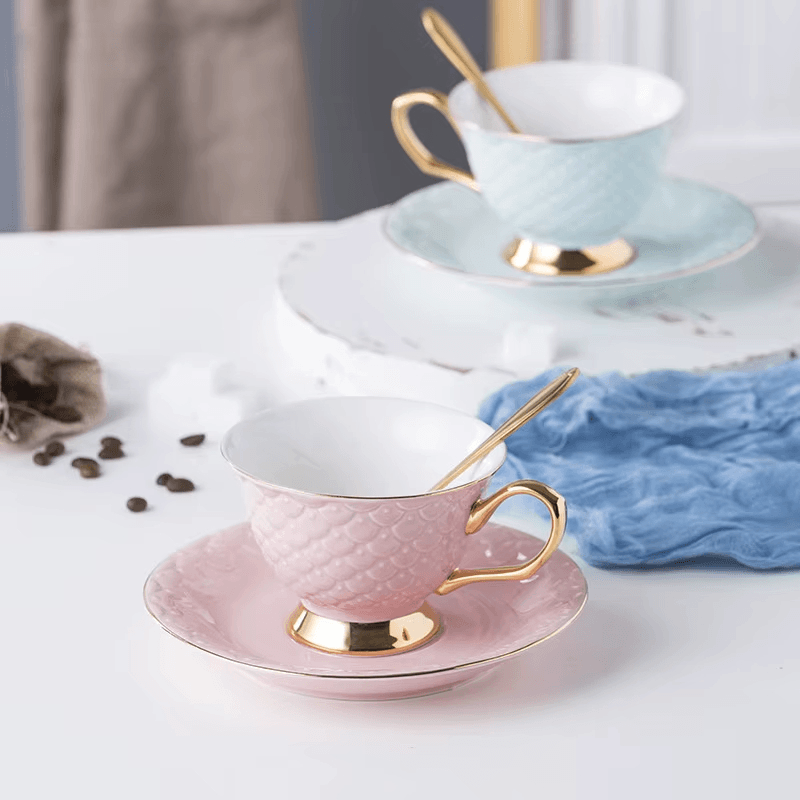 Conjunto Luxo Porcelana: Xícara, Pires e Colher