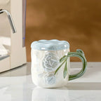 Caneca de Cerâmica com Relevo de Rosa e Design Artesanal - 450ml