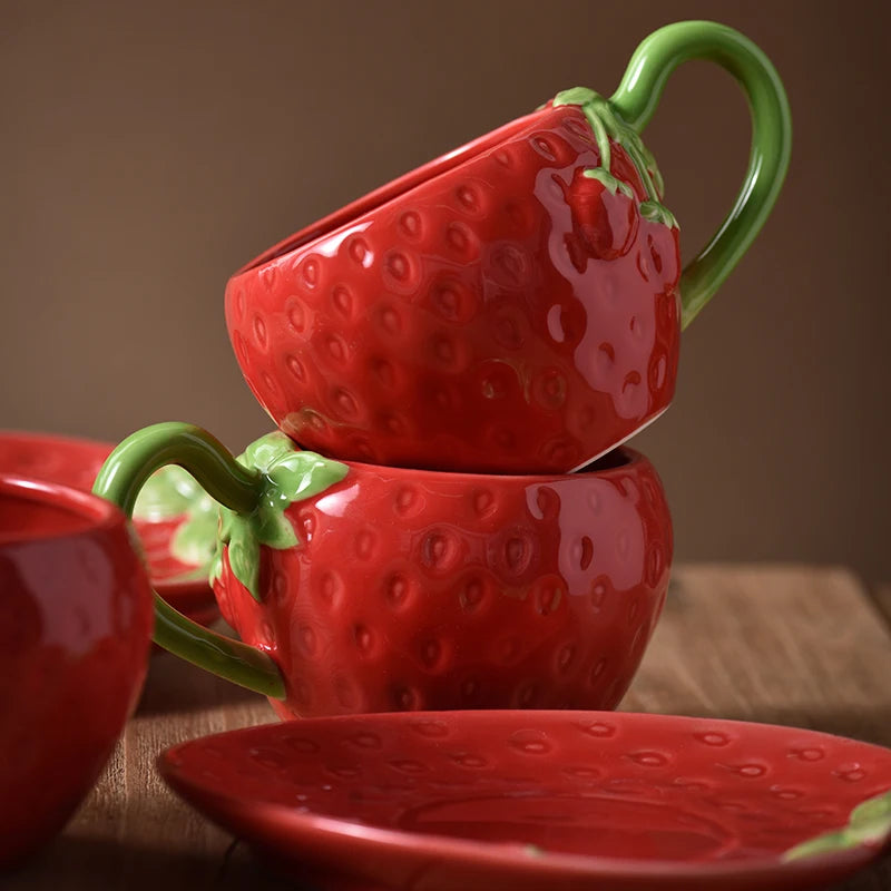 Conjunto Xícara e Pires de Porcelana Morango - 300ml