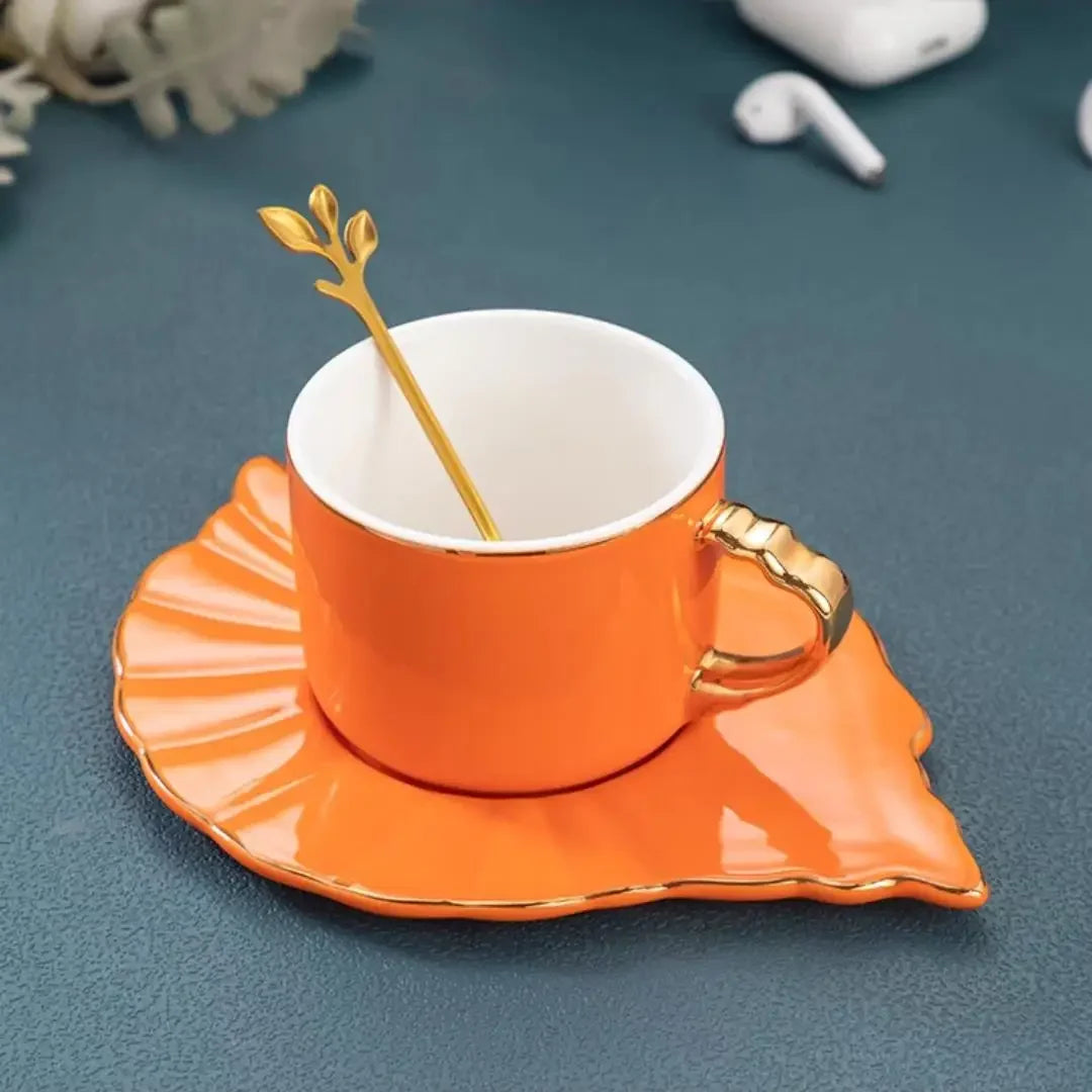 Copo de café europeu luz doméstica luxo ins pendurado orelha copos de cerâmica e pires conjunto de alta qualidade xícaras de chá de alto valor presente