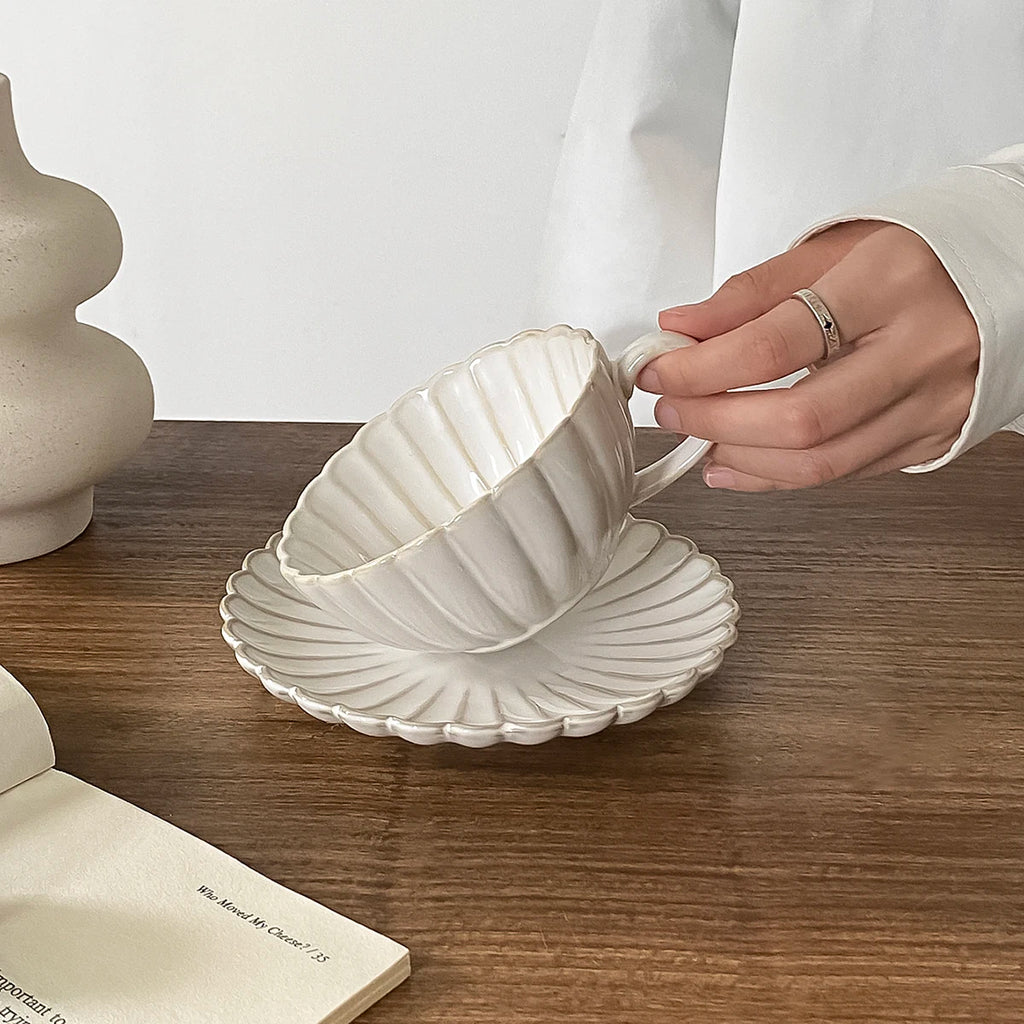 Conjunto Elegante de Xícara e Pires de Cerâmica - Design Exclusivo 250ml