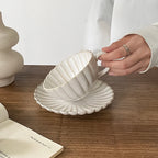 Conjunto Elegante de Xícara e Pires de Cerâmica - Design Exclusivo 250ml