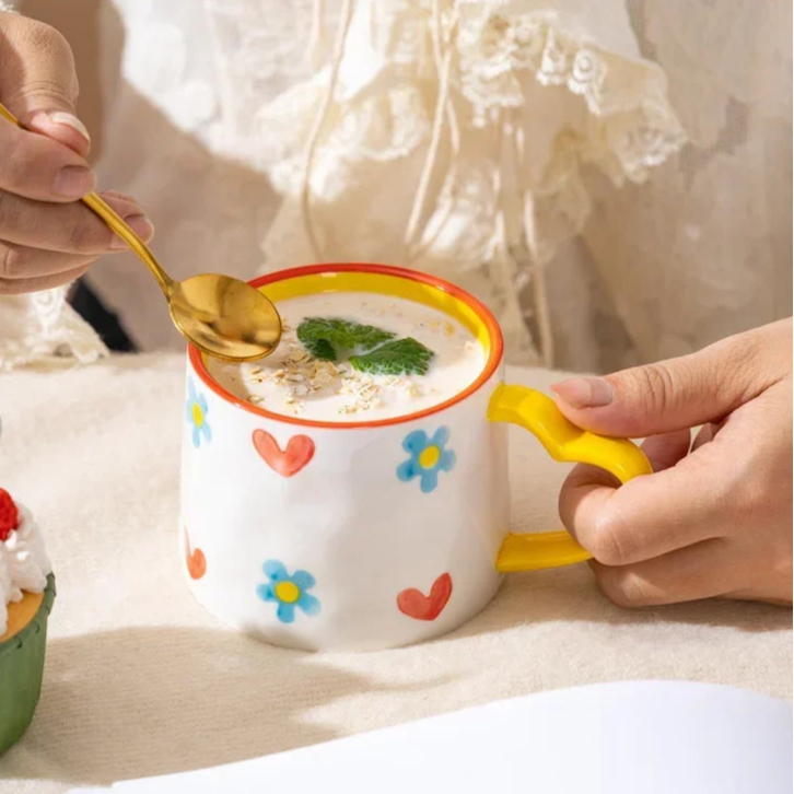 Caneca Pintada à Mão Cerâmica 300ml - Design Romântico