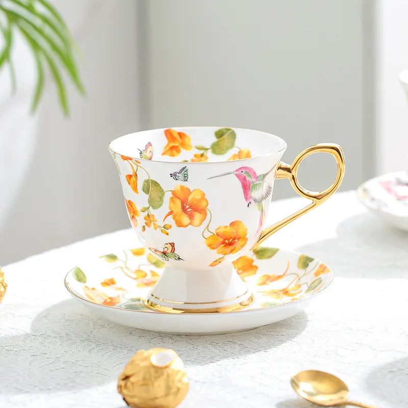 Xícara e Pires de Porcelana com Flores Pintadas