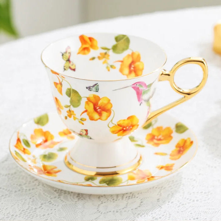 Xícara e Pires de Porcelana com Flores Pintadas