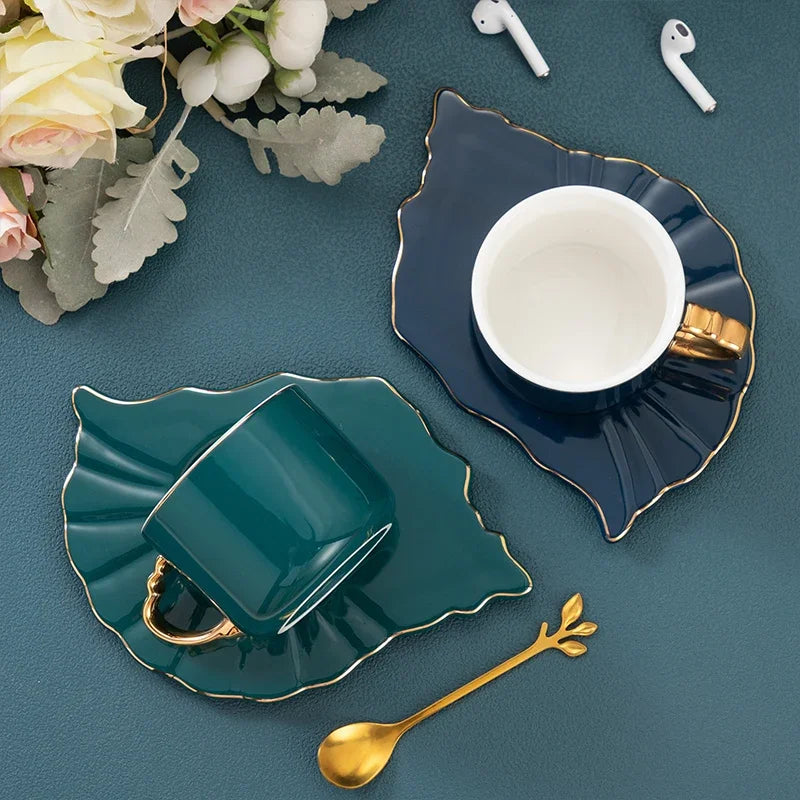 Copo de café europeu luz doméstica luxo ins pendurado orelha copos de cerâmica e pires conjunto de alta qualidade xícaras de chá de alto valor presente