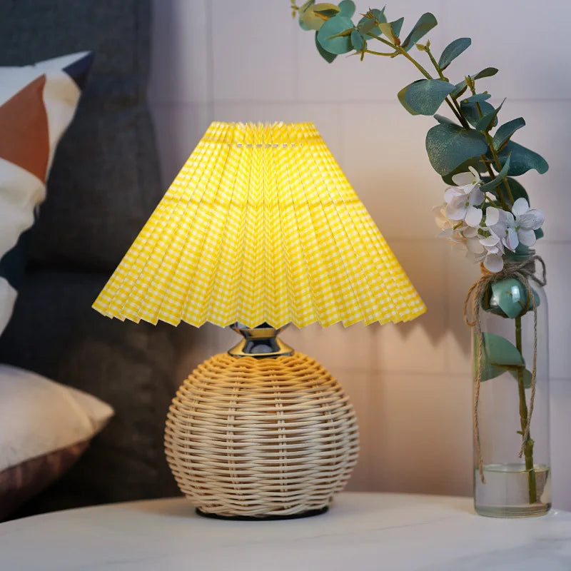 Candeeiro de mesa de vime vintage com abajur de tecido plissado E27 lâmpada tricolor base de cerâmica bonito LED luz de mesa para estudo de quarto