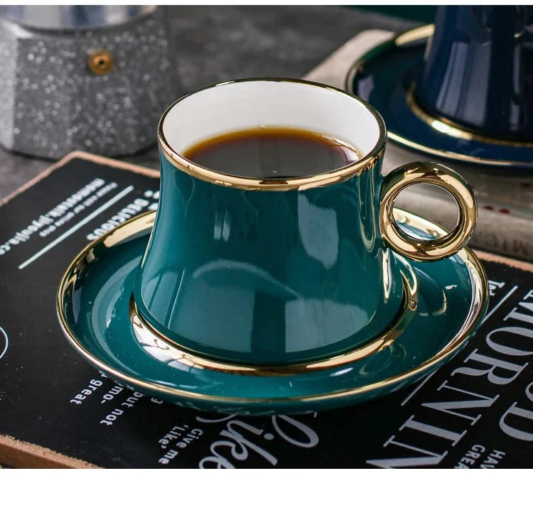 Conjunto Xícara com Colher e Pires em Porcelana