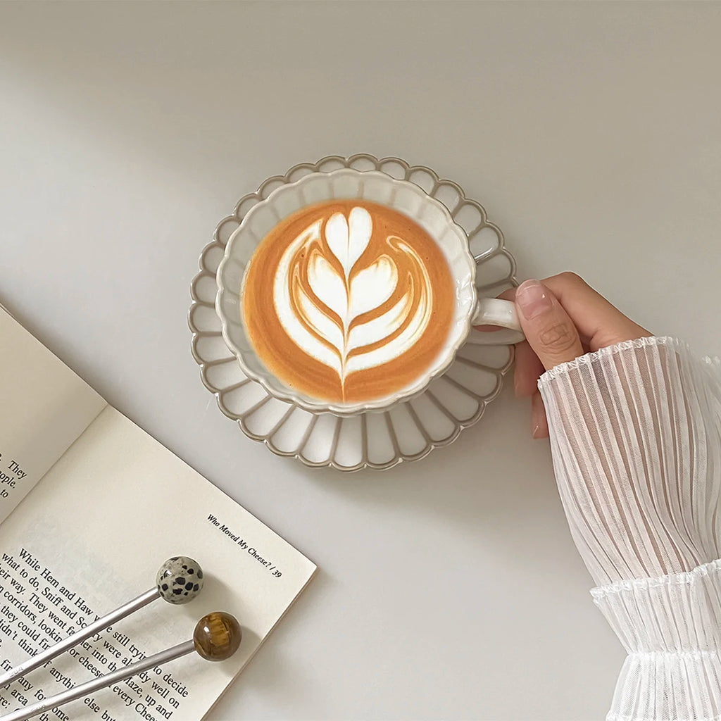 Conjunto Elegante de Xícara e Pires de Cerâmica - Design Exclusivo 250ml