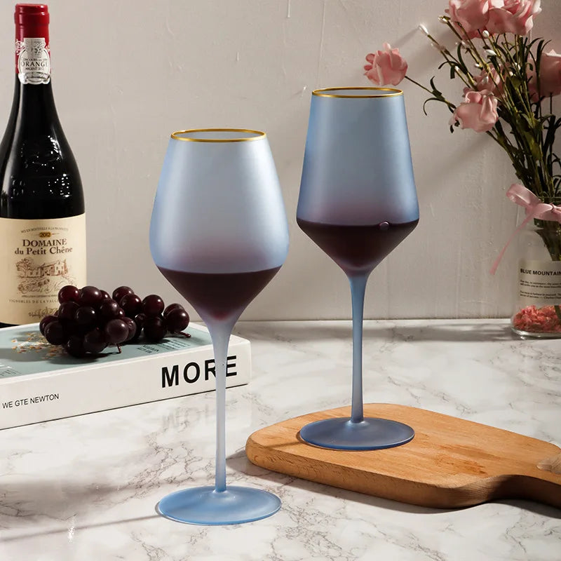 Taça de Cristal Fosco Nórdico com Elegante Borda Dourada