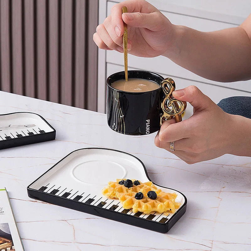 Kit Criativo Caneca com Colher e Bandeja Formato Piano