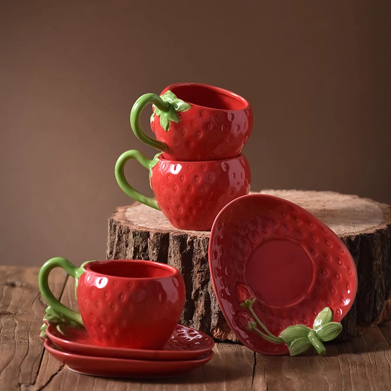Conjunto Xícara e Pires de Porcelana Morango - 300ml
