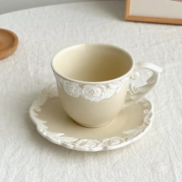 Xícara e Pires Bordado Dara Casa em Porcelana