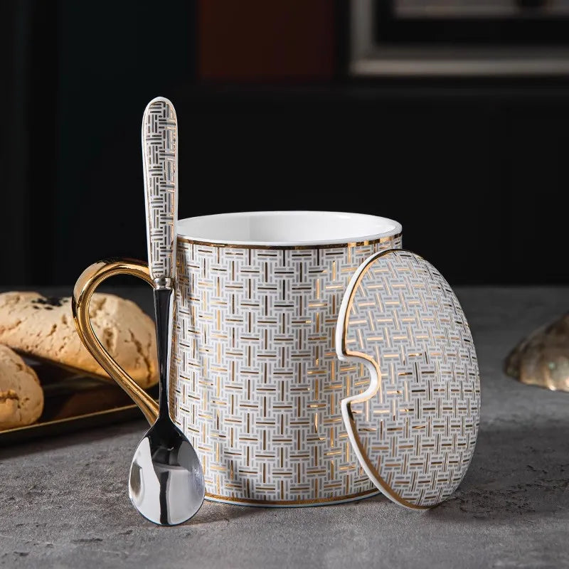 Conjunto Elegante de Canecas de Porcelana com Acabamento Dourado, Colher e Tampa