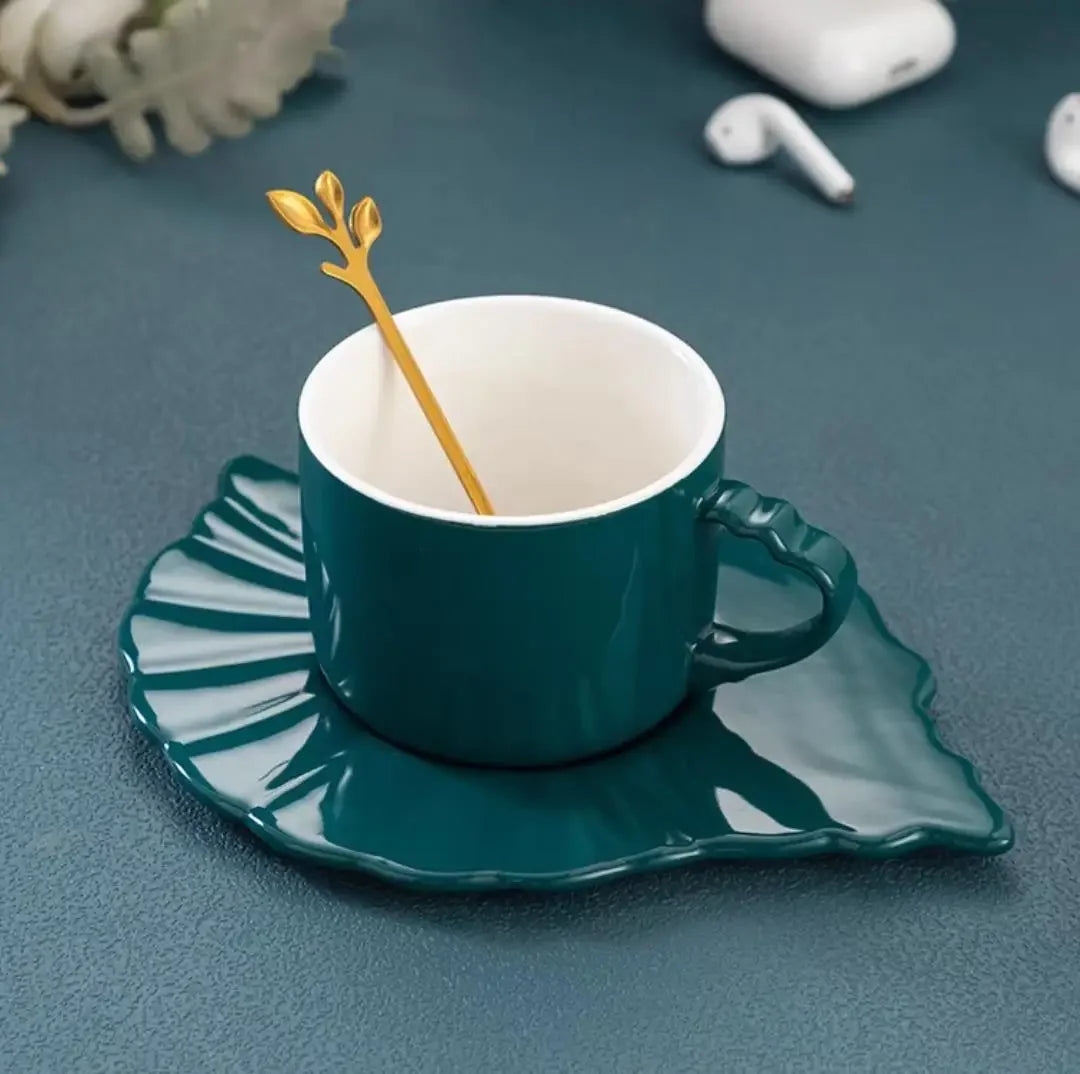 Copo de café europeu luz doméstica luxo ins pendurado orelha copos de cerâmica e pires conjunto de alta qualidade xícaras de chá de alto valor presente