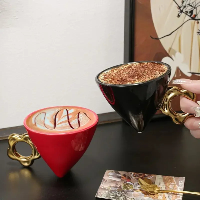 Caneca em Forma de Cone com Alça Dourada - 180ml