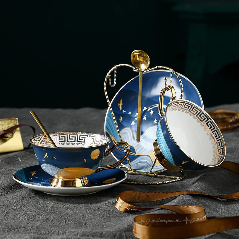 Conjunto Chá Inglês Premium: Xícara 220ml Dourada com Colher e Pires Luxuosos