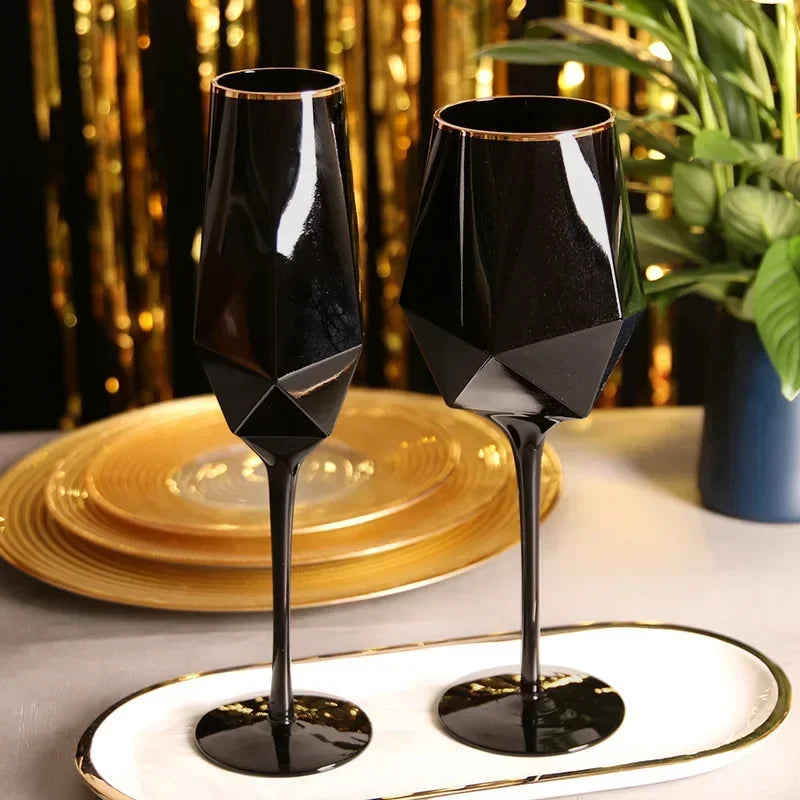 Taça de Cristal Black com Borda Dourada para Vinho – Design Minimalista