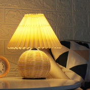 Candeeiro de mesa de vime vintage com abajur de tecido plissado E27 lâmpada tricolor base de cerâmica bonito LED luz de mesa para estudo de quarto
