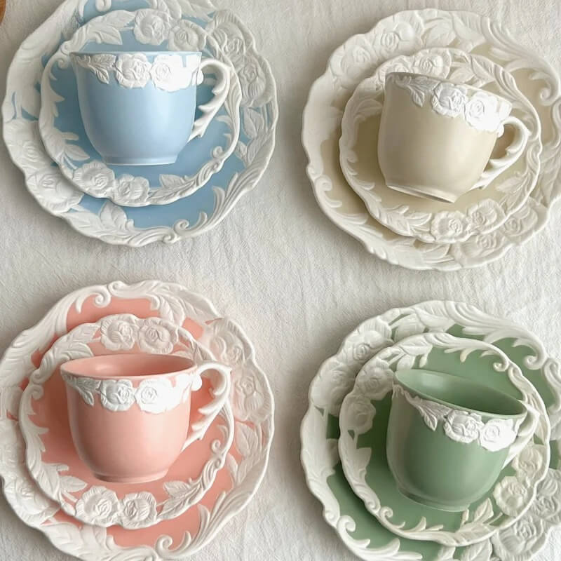 Xícara e Pires Bordado Dara Casa em Porcelana