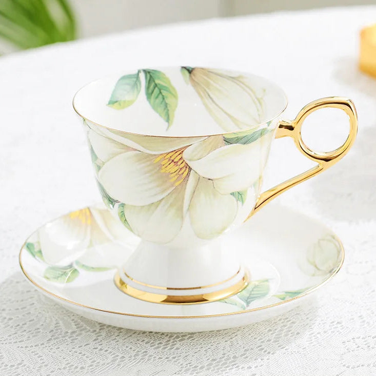 Xícara e Pires de Porcelana com Flores Pintadas