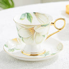 Xícara e Pires de Porcelana com Flores Pintadas