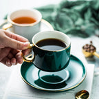 Jogo de Xícara de Café com Pires e Colher em Cerâmica com Acabamento Dourado