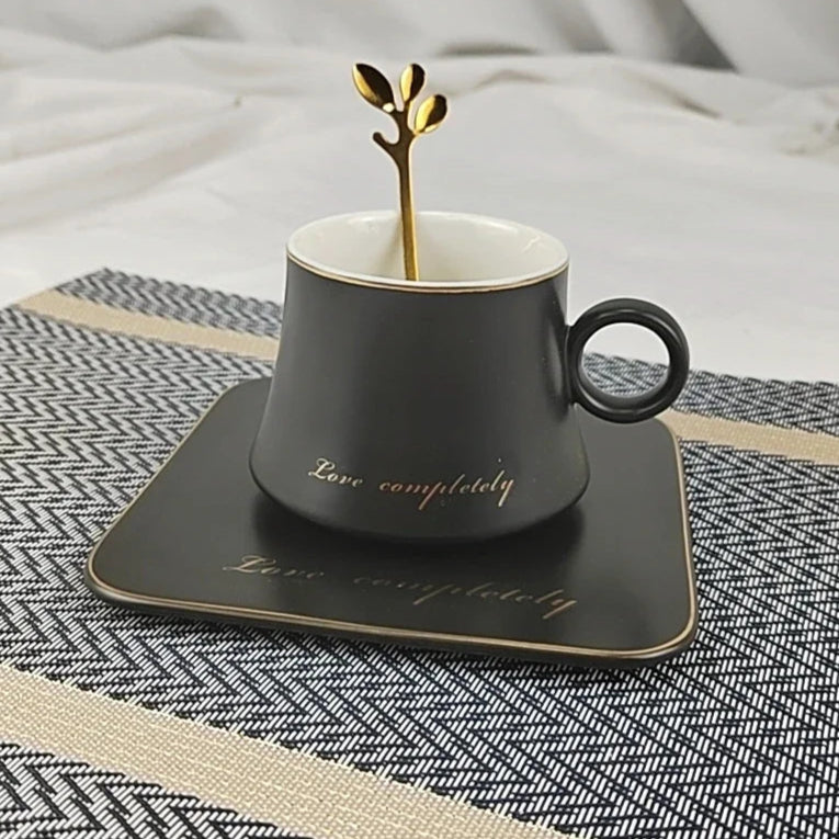 Xícara com Pires Preto Fosco e Colher Dourada - 200ml