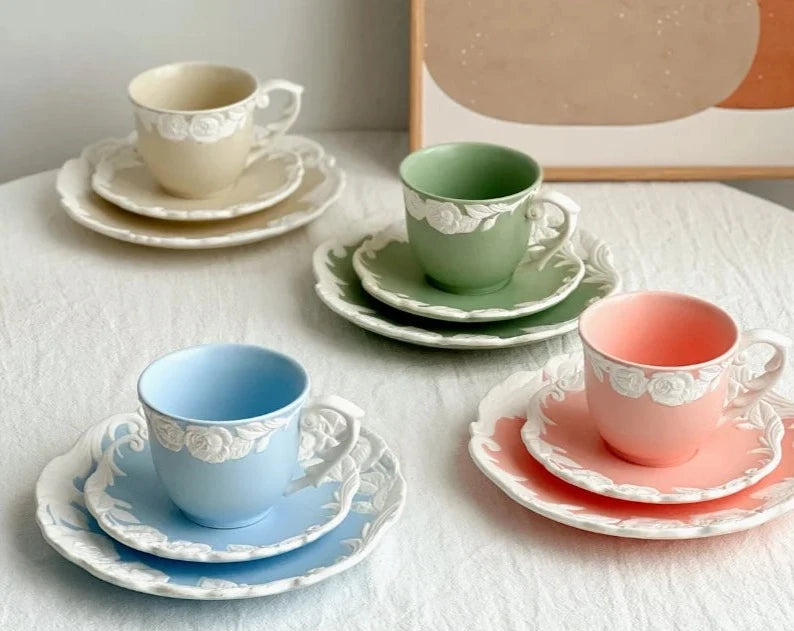 Xícara e Pires Bordado Dara Casa em Porcelana