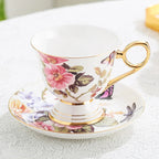 Xícara e Pires de Porcelana com Flores Pintadas